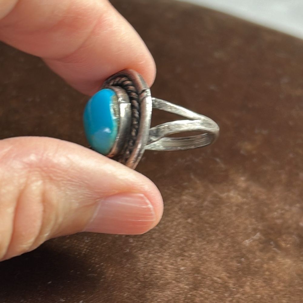 Vintage Navajo Sterling Turquoise Ring. Stunning Blue Color size 6 Broken side - Picture 5 of 10